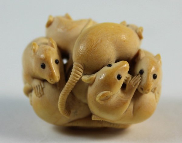 JAPANESE ANTIQUE 19TH C CARVED NETSUKE: H:3cm,W:4cm,D:3cm.