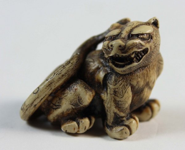 JAPANESE ANTIQUE 19TH C CARVED NETSUKE: H:3cm,W:4.5cm,D:2.5cm.