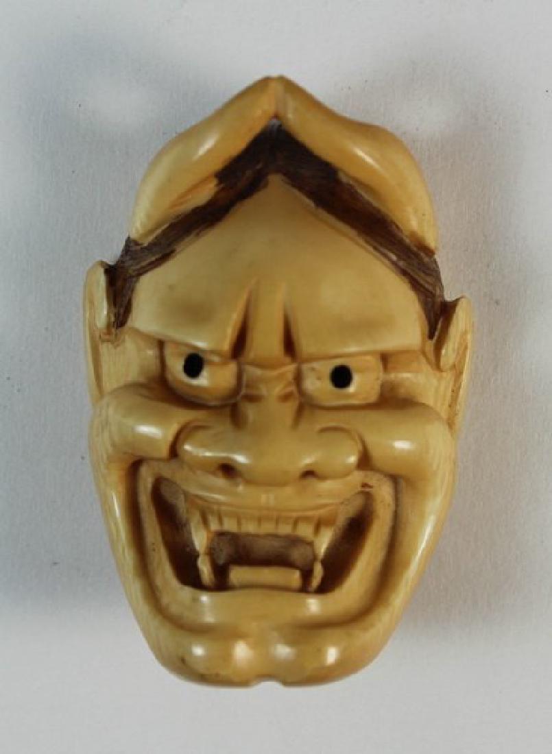 JAPANESE ANTIQUE 19TH C CARVED NETSUKE: H:5cm,W:4cm,D:2.5cm.