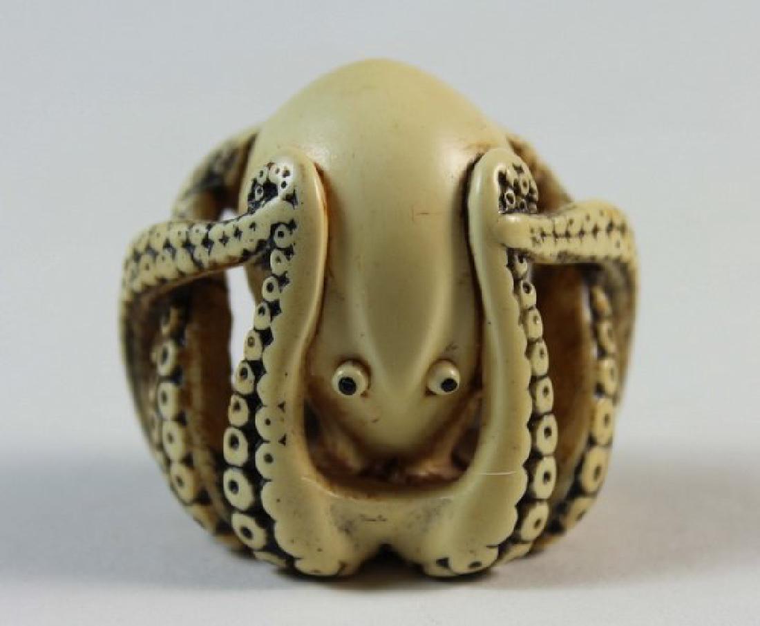 JAPANESE ANTIQUE 19TH C CARVED NETSUKE: H:3.5cm,W:4cm,D:3cm.