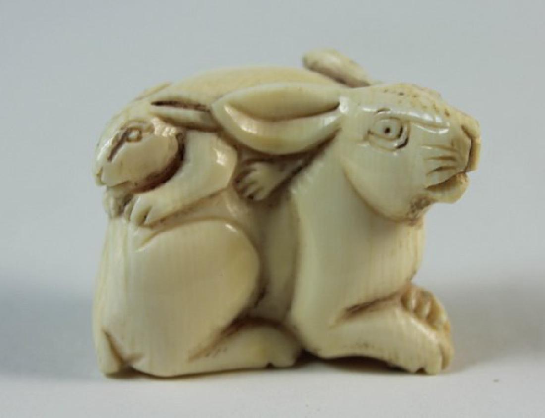 JAPANESE ANTIQUE 19TH C CARVED NETSUKE: H:3cm,W:4cm,D:2cm.