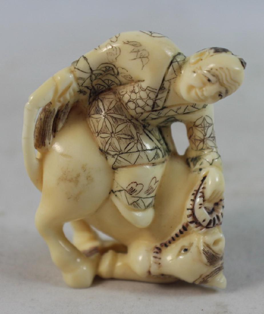 JAPANESE ANTIQUE 19TH C CARVED NETSUKE: H:5cm,W:4cm,D:2cm.