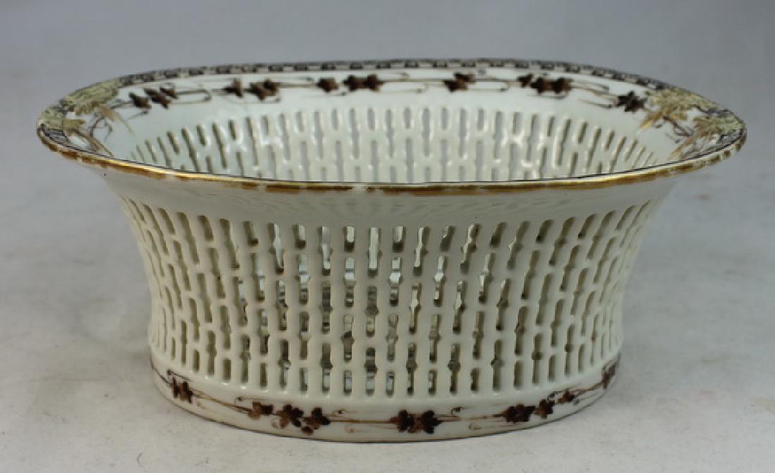 Chinese 18TH C Export Porcelain Fruit Pot (1 of 6)