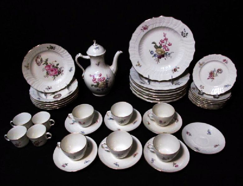 ROYAL COPENHAGEN "FRIJSENBORG" DINNERWARE: 33 PCS (1 of 9)