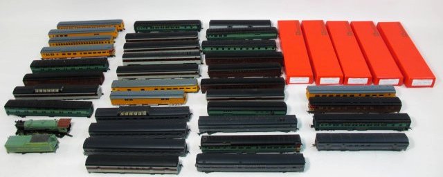 FORTY-TWO VINTAGE RIVAROSSI HO SCALE TRAIN CARS (1 of 8)