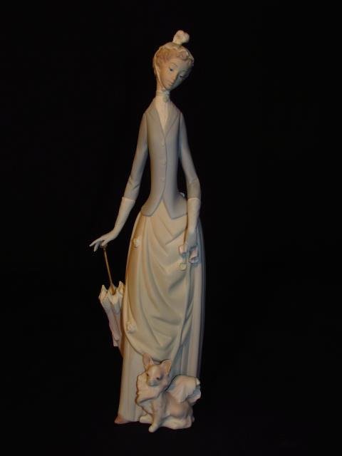 LARGE LLADRO PORCELAIN FIGURINE "WOMAN WITH DOG" (1 of 6)