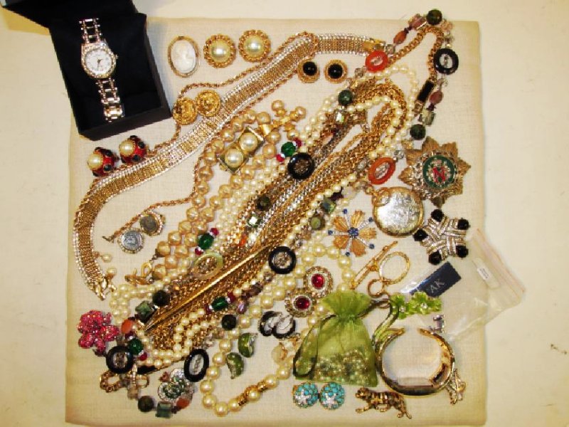 TRAY LOT ASSORTED LADIES COSTUME JEWELRY, ETC. (1 of 10)