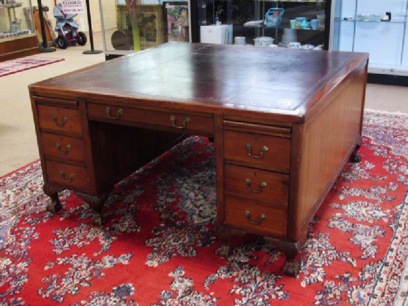 LARGE COOKE'S FEDERAL STYLE CLAW FOOT PARTNER DESK: Large Federal style Cooke's claw foot partner's desk. Measures a total of 30" tall x 59.5" x 60". Condition: signs of wear and age/use, no apparent losses or repairs, see images. Weight: approx. 150 l