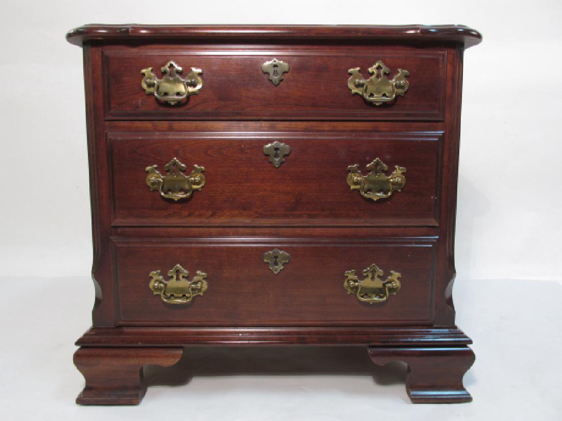 SMALL PENNSYLVANIA HOUSE CHIPPENDALE STYLE CHEST (1 of 7)