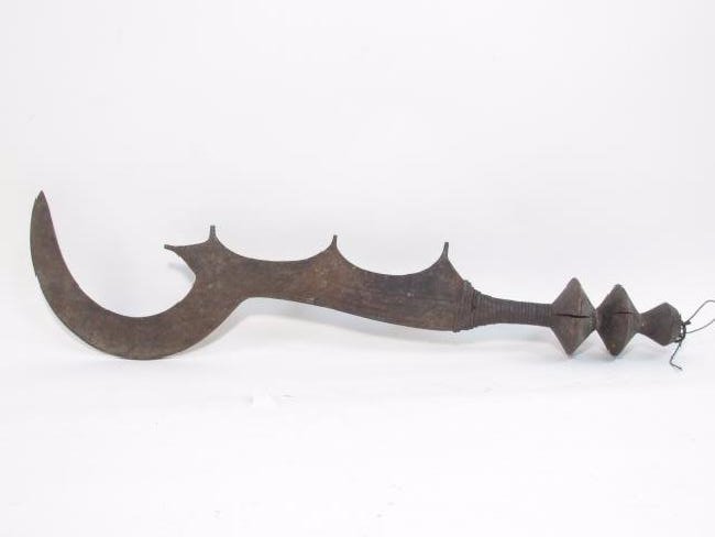 FINE AFRICAN NGOMBE EXECUTIONERS CEREMONY SWORD (1 of 7)