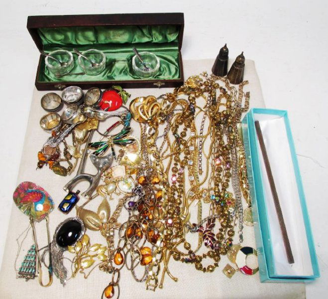 TRAY LOT ASSORTED LADIES COSTUME JEWELRY (1 of 10)