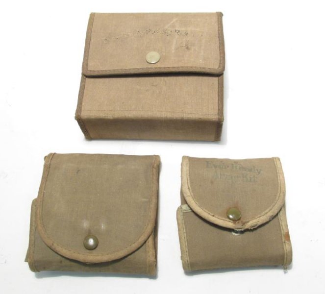 THREE VINTAGE ARMY SAFETY RAZOR KHAKI SETS (1 of 5)