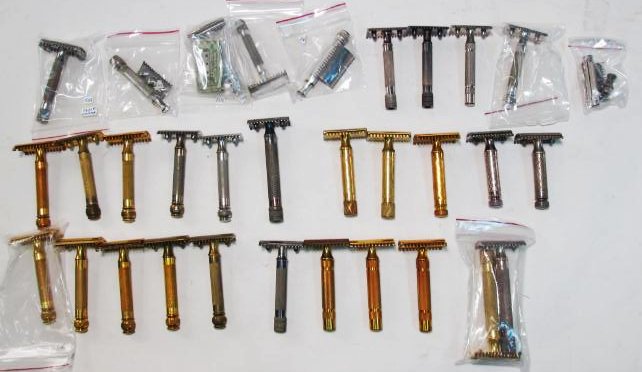 THIRTY-TWO VINTAGE GILLETTE PRE-1939 SAFETY RAZORS: Lot of 32 vintage Gillette double edged safety razors, all pre 1939 (with teeth). Variety of types, most common is the old style. Some with 3-prongs, some with bar (slotted). See images. Condition: a 