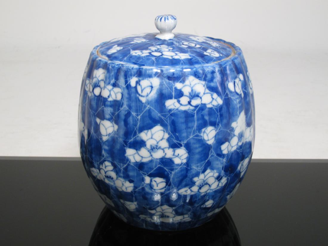 RARE CHINESE QING DYNASTY PORCELAIN COVERED POT (1 of 8)