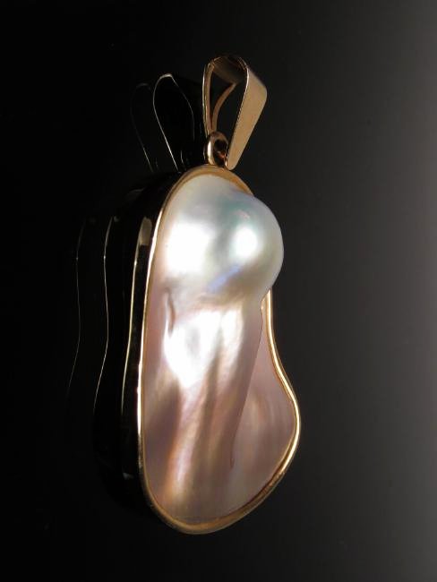 LARGE NATURAL MABE PEARL & 18K YELLOW GOLD PENDANT (1 of 4)