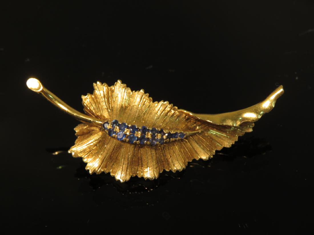 LADIES 18K YELLOW GOLD & SAPPHIRE LEAF BROOCH 7.9g (1 of 2)