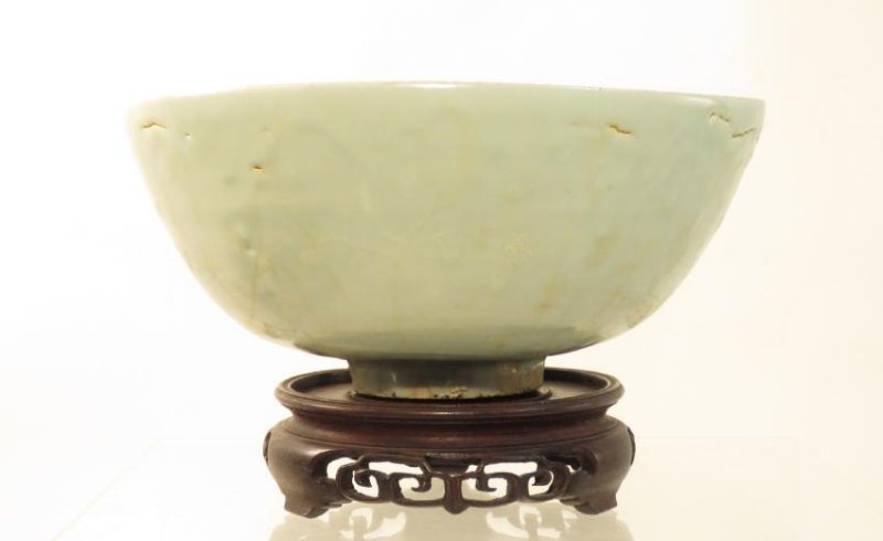 EARLY ANTIQUE CHINESE CELADON POTTERY BOWL (1 of 7)