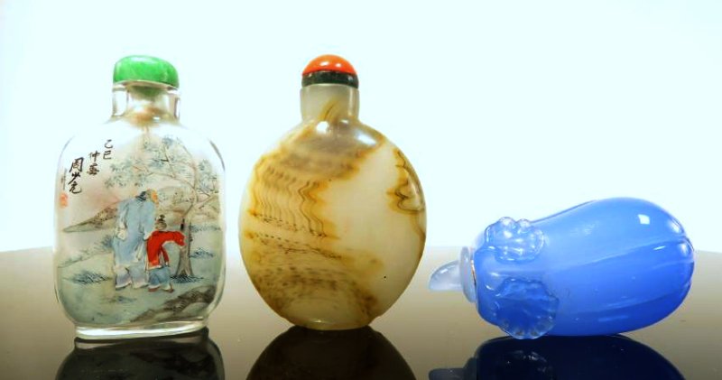 THREE VINTAGE CHINESE SNUFF BOTTLES (1 of 6)