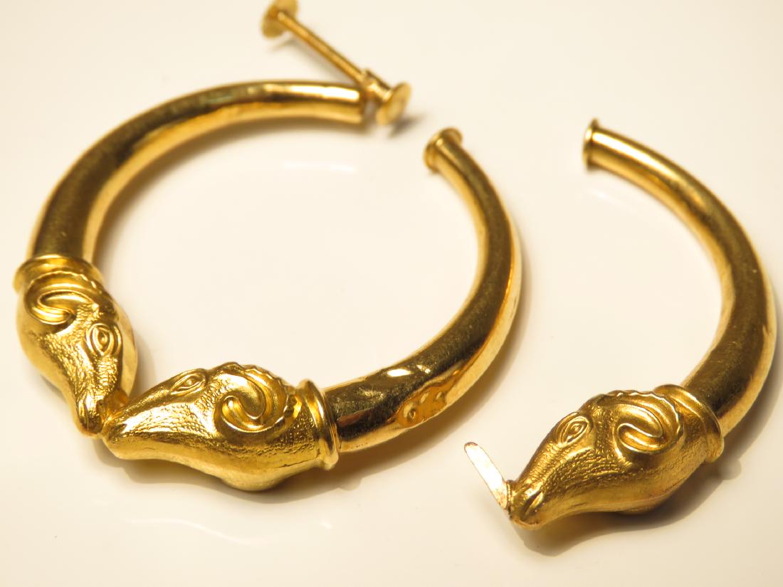 LADIES 18K GOLD DAMAGED RAMS HEAD HOOP EARRINGS (1 of 2)