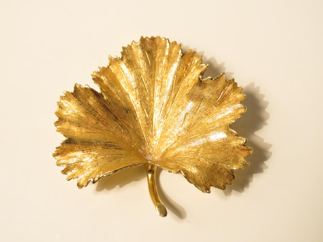 LADIES 18K YELLOW GOLD LEAF BROOCH 9.9 grams (1 of 2)