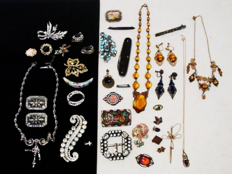 ASSORTED VINTAGE COSTUME JEWELRY. ETC. (1 of 13)