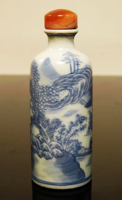EARLY CHINESE QING DYNASTY BLUE & WHITE SNUFF BOTT (1 of 6)