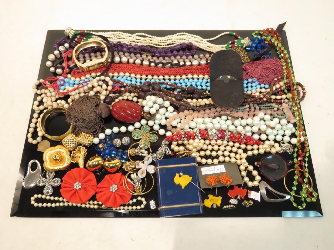 LARGE TRAY LOT LADIES COSTUME JEWELRY GOLD TONE ET (1 of 9)