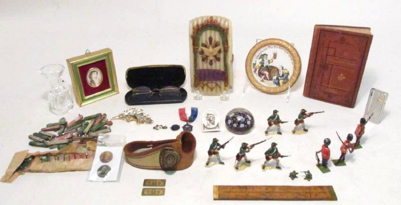 TRAY LOT VINTAGE COLLECTIBLES, TOYS, MEDALS, ETC. (1 of 18)