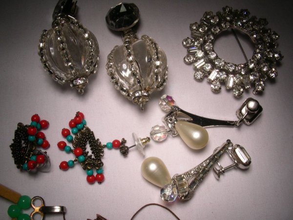 COSTUME JEWELRY LOT EARRINGS NECKLACES ETC - 10