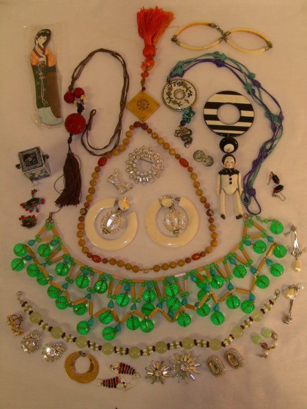 COSTUME JEWELRY LOT EARRINGS NECKLACES ETC