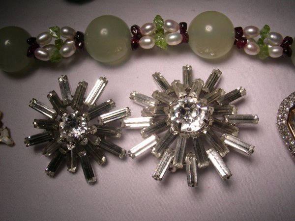 COSTUME JEWELRY LOT EARRINGS NECKLACES ETC - 3