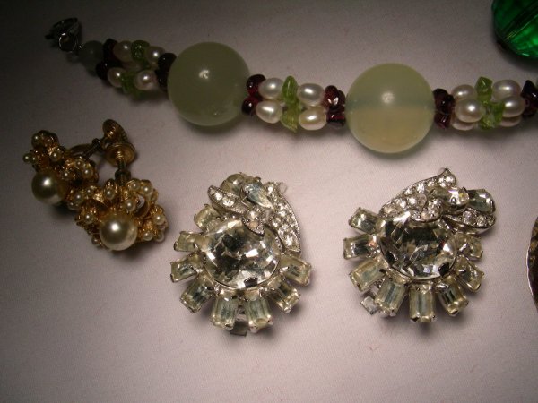 COSTUME JEWELRY LOT EARRINGS NECKLACES ETC - 4