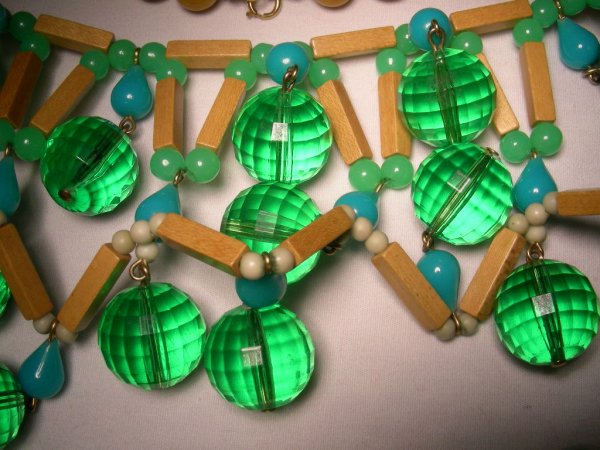 COSTUME JEWELRY LOT EARRINGS NECKLACES ETC - 5