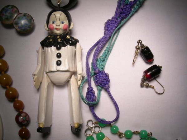 COSTUME JEWELRY LOT EARRINGS NECKLACES ETC - 6
