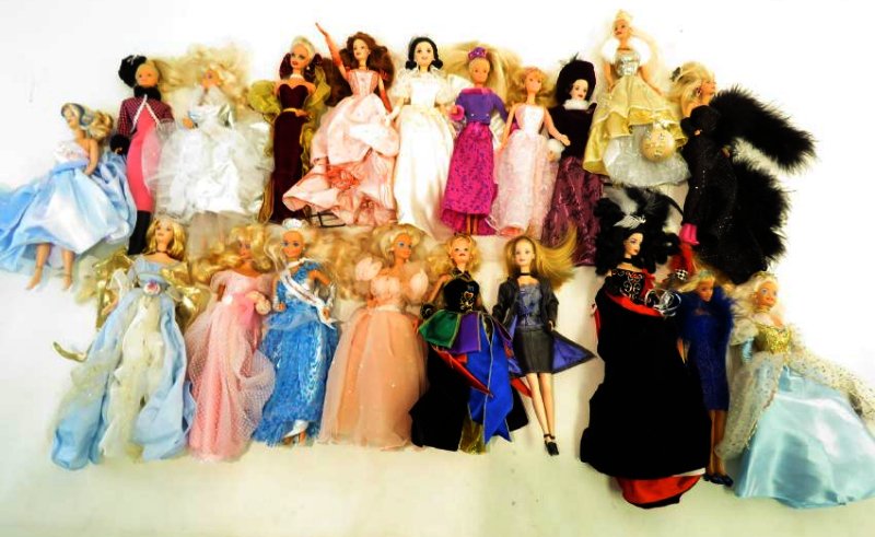 ASSORTED O.O.B BARBIES (1 of 8)