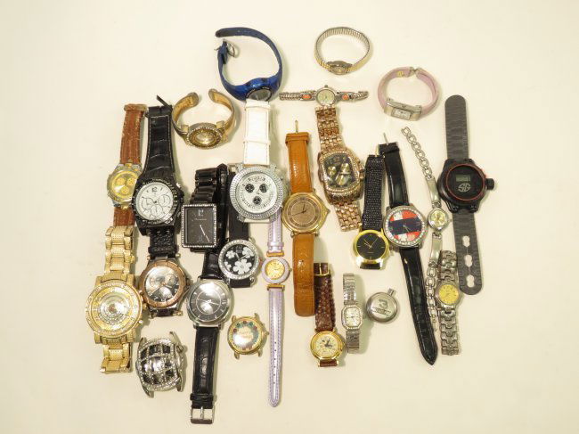 ASSORTED ESTATE WATCH LOT: MENS, LADIES ETC. (1 of 9)