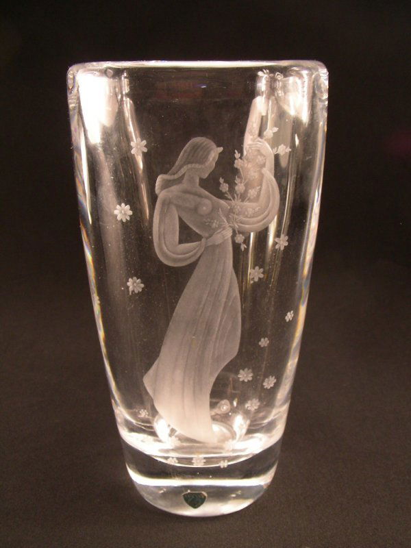 176 VINTAGE ORREFORS CRYSTAL VASE ARTIST SIGNED SEMI N Jul 31, 2007