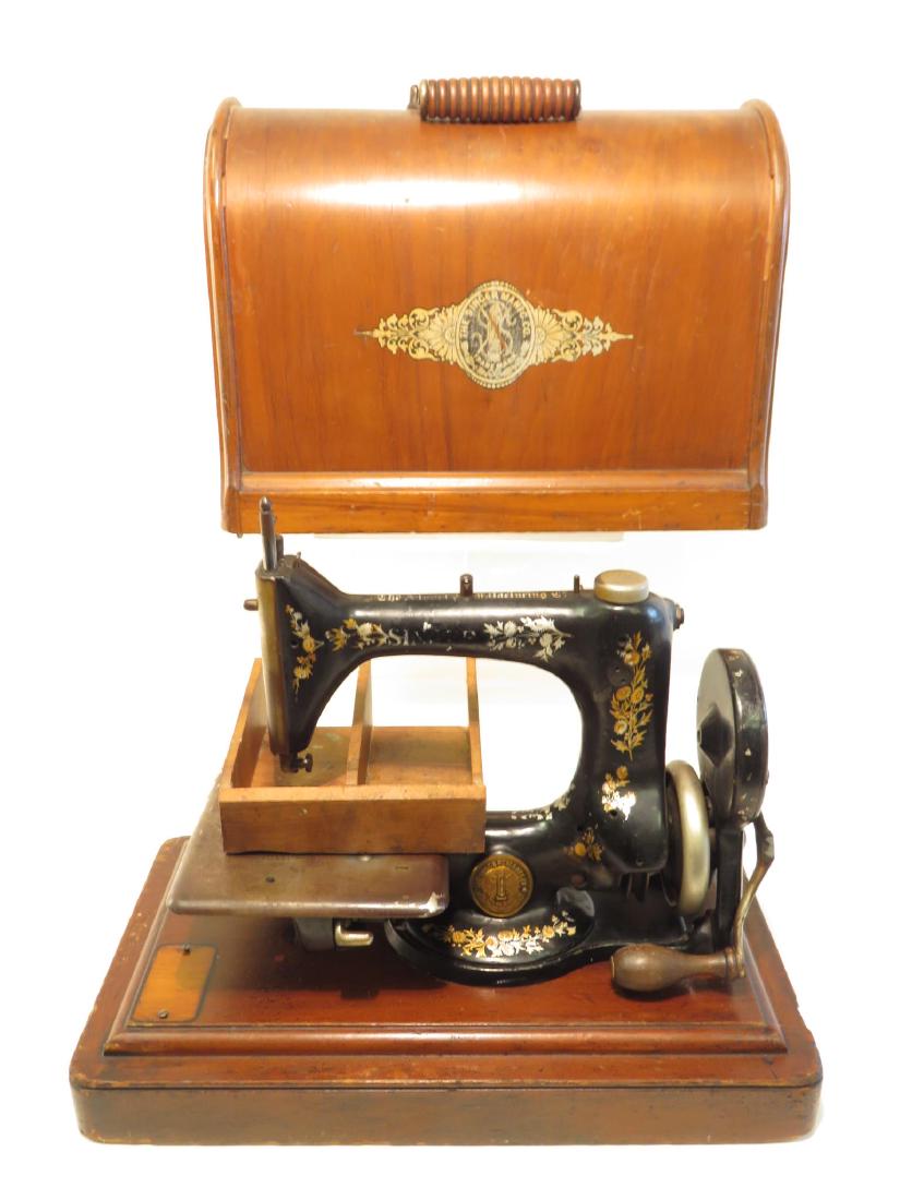 ANTIQUE PORTABLE SINGER SEWING MACHINE