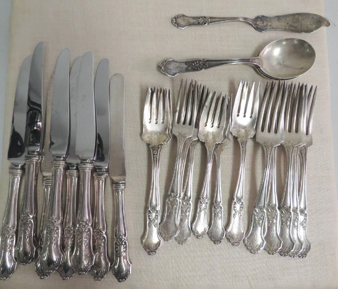ANTIQUE STERLING SILVER FLATWARE 35.2 TROY: Antique sterling silver flatware. Unknown maker and hallmark. Includes (5) 7.5" forks, (3) 7" forks, (4) 7" salad forks, (4) 6.25" salad forks, (2) 9" knives, (6) 9.5" knives, (3) 6.75" soup spoons, (