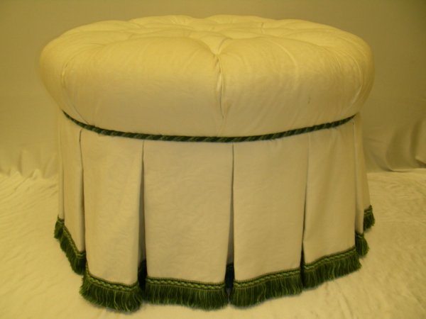 ROUND TUFTED OTTOMAN WHITE WITH GREEN ACCENT