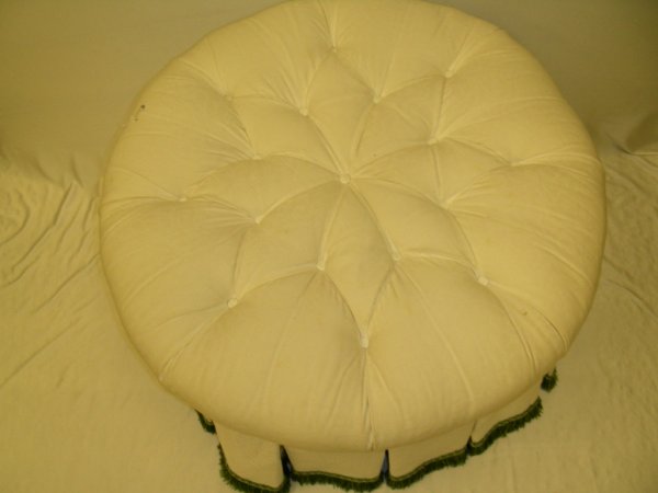 ROUND TUFTED OTTOMAN WHITE WITH GREEN ACCENT - 2