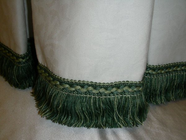 ROUND TUFTED OTTOMAN WHITE WITH GREEN ACCENT - 3
