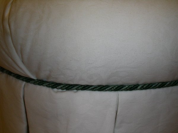 ROUND TUFTED OTTOMAN WHITE WITH GREEN ACCENT - 5