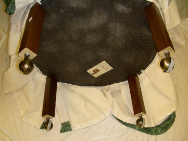 ROUND TUFTED OTTOMAN WHITE WITH GREEN ACCENT - 7