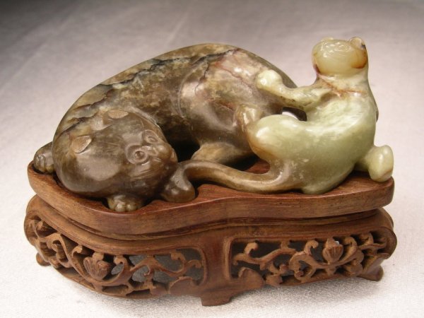 CARVED CHINESE JADE FIGURAL GROUP CAT & KITTEN