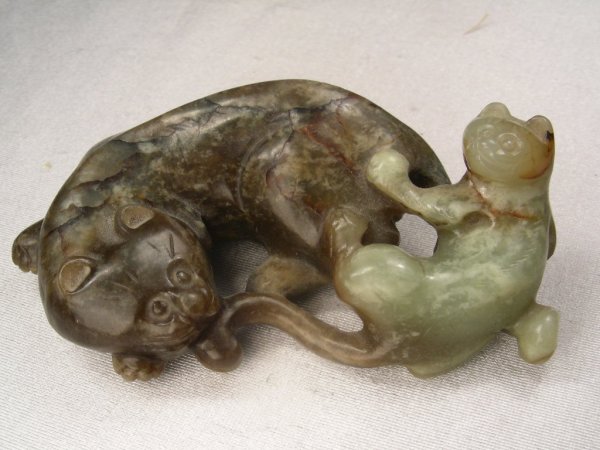 CARVED CHINESE JADE FIGURAL GROUP CAT & KITTEN - 3