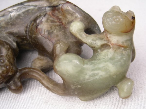CARVED CHINESE JADE FIGURAL GROUP CAT & KITTEN - 4