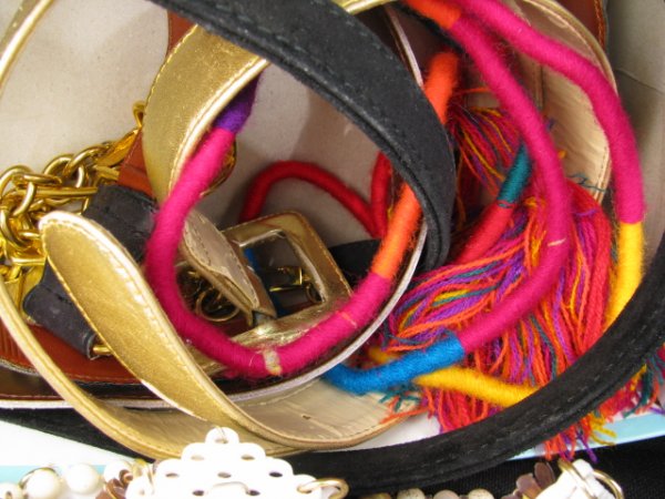 BOX LOT COSTUME JEWELRY BELTS ETC - 7