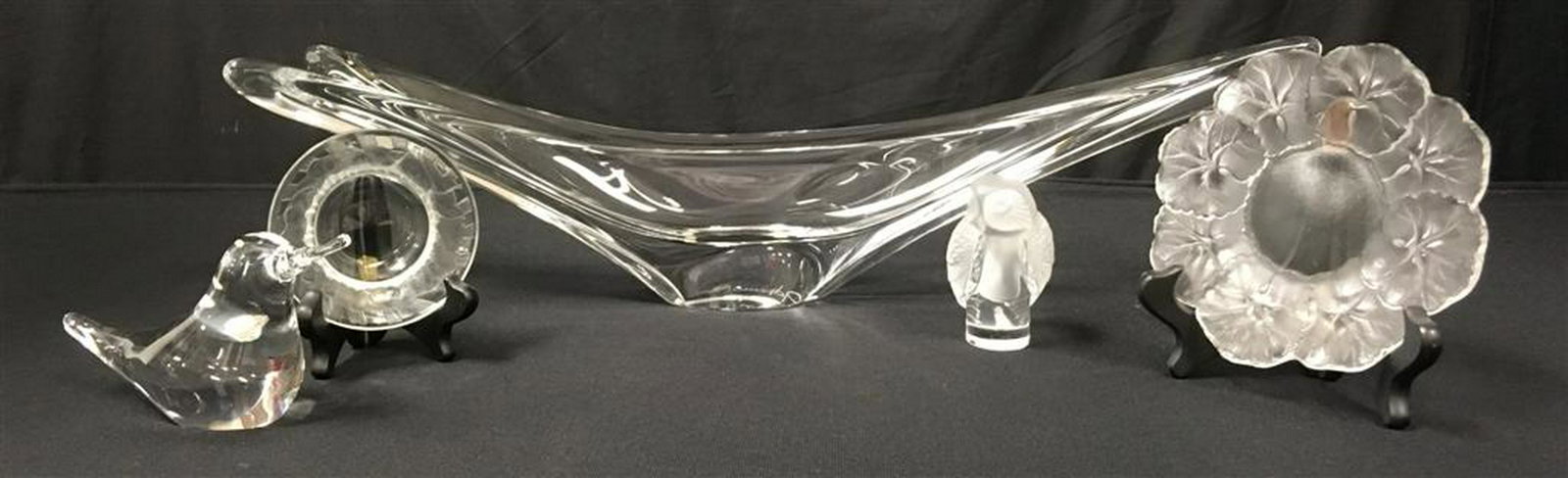 LALIQUE & DAUM CRYSTAL: 5 PIECES: Lot of Lalique and Daum crystal. Includes a Daum freeform bowl, a Daum bird paperweight, a Lalique Eagle paperweight, Bird pattern ring dish, and a small Geranium pattern Honfleurs dish. Largest item 
