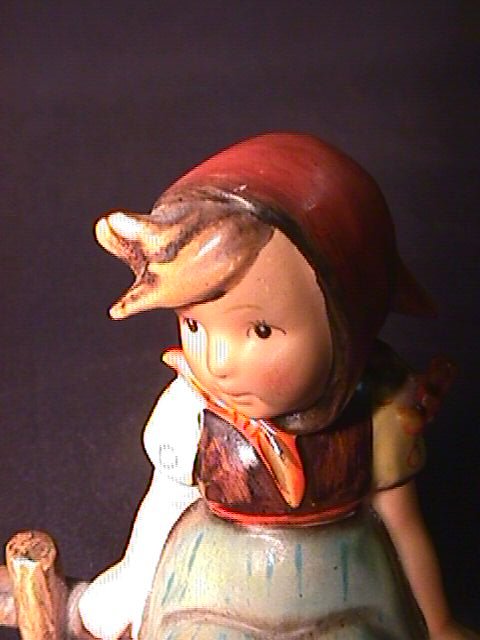 HUMMEL FIGURINE JUST RESTING 112/1 - 2